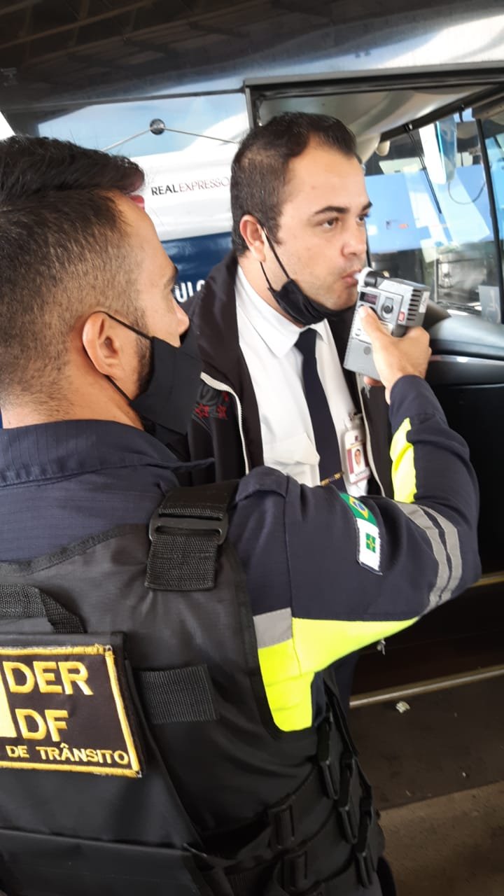 Motorista de ônibus é flagrado pela PRF e DER sob efeitos de álcool em rodoviária