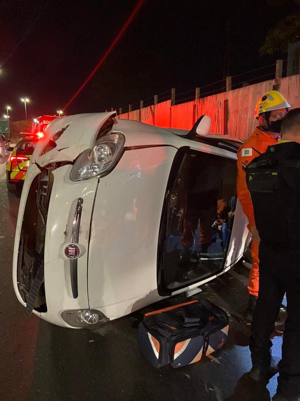 VÍDEO : Homem tenta fugir de fiscalização do Detran e capota carro no DF