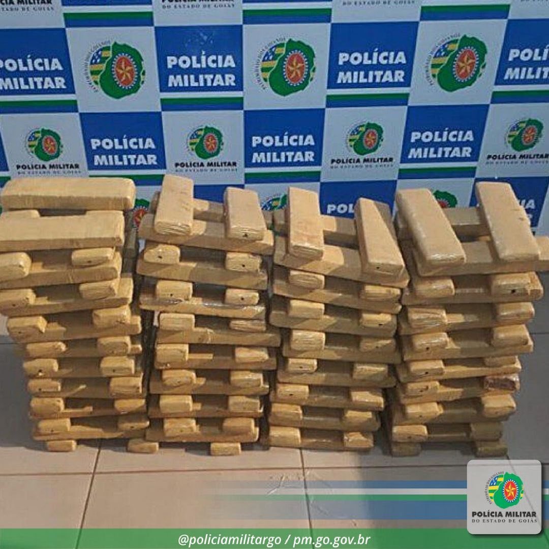 Veículo roubado e 132 quilos de maconha foi encontrado pela Policia Militar