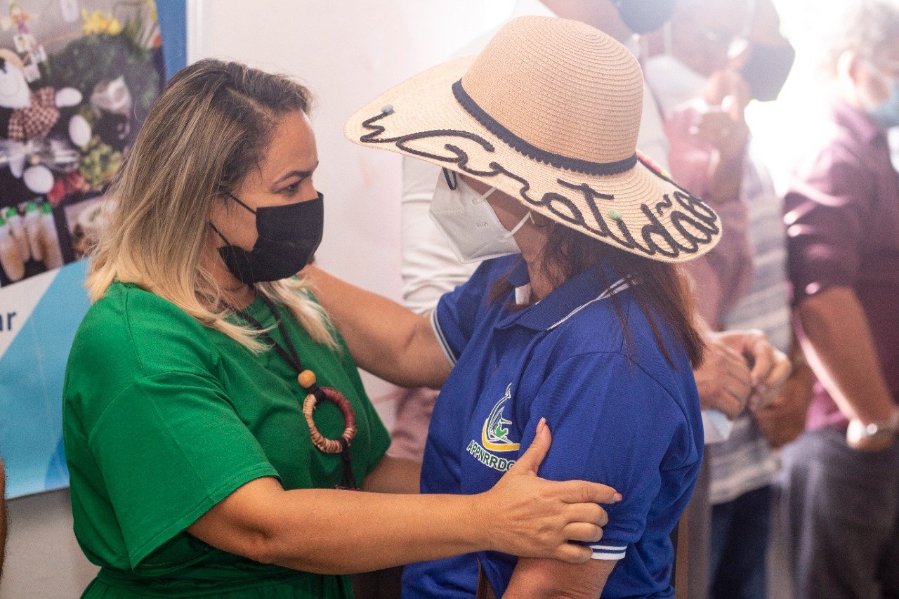 Senador da república vai a cidade Goiana de Novo Gama e faz entrega de trator a prefeito