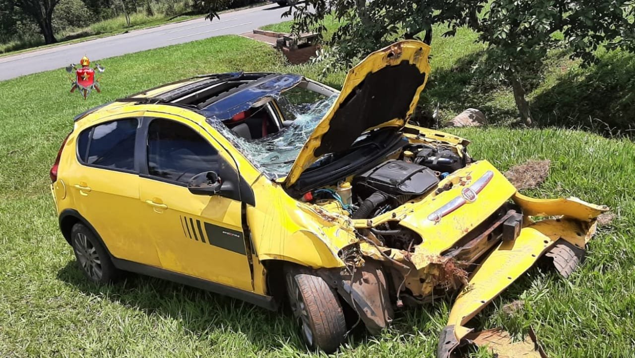 Motorista fica ferida após bater em 2 carros e capotar, em Brasília