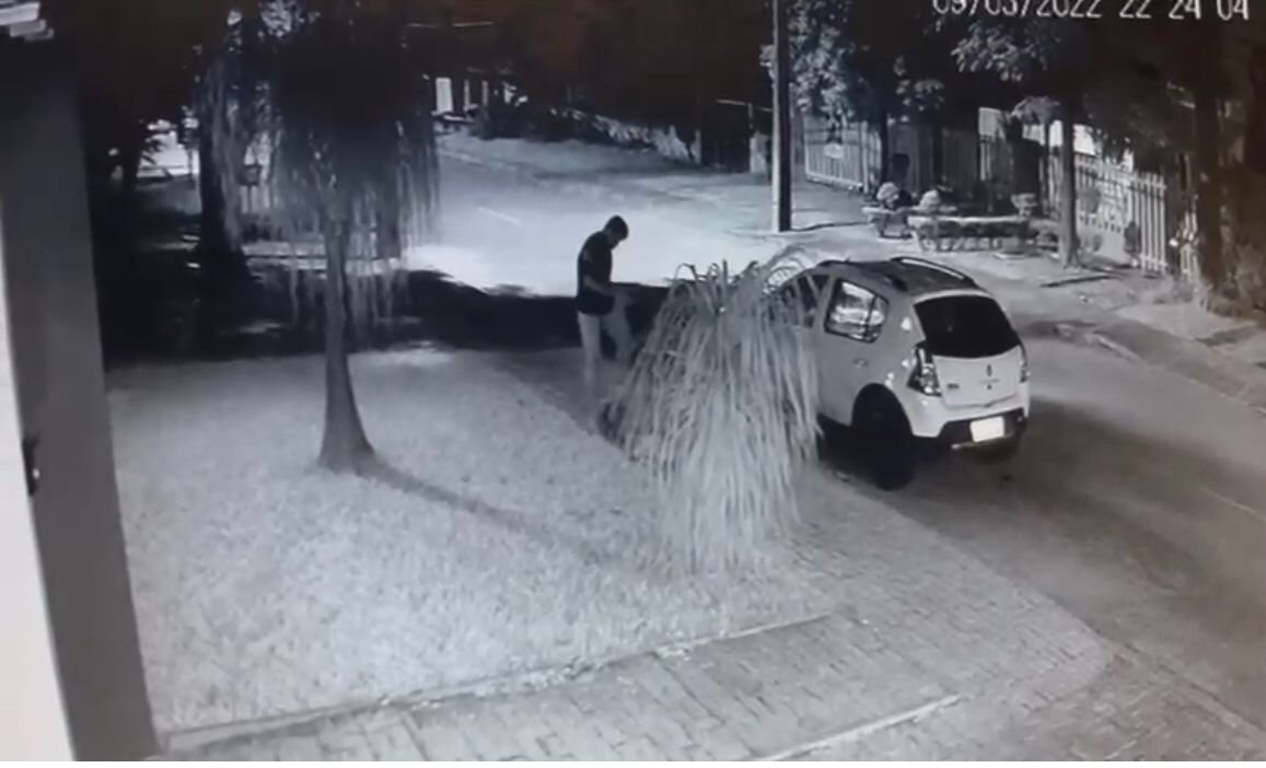 Mulher transa com mendigo e disse que foi usada por Deus, marido flagra e espanca mendigo