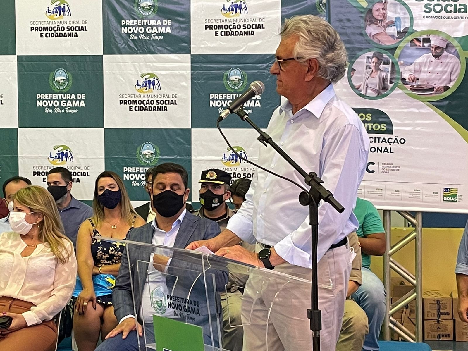 Em Novo Gama, Governo de Goiás, Prefeito e Deputados entregaram certificados e benefícios do Goiás Social