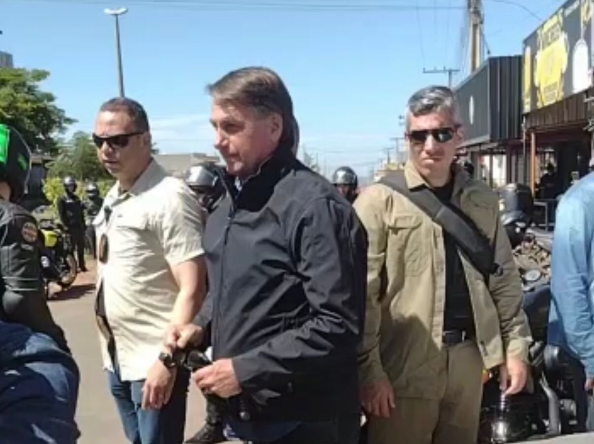 Bolsonaro passeia de moto em Valparaíso (GO) neste sábado (2)