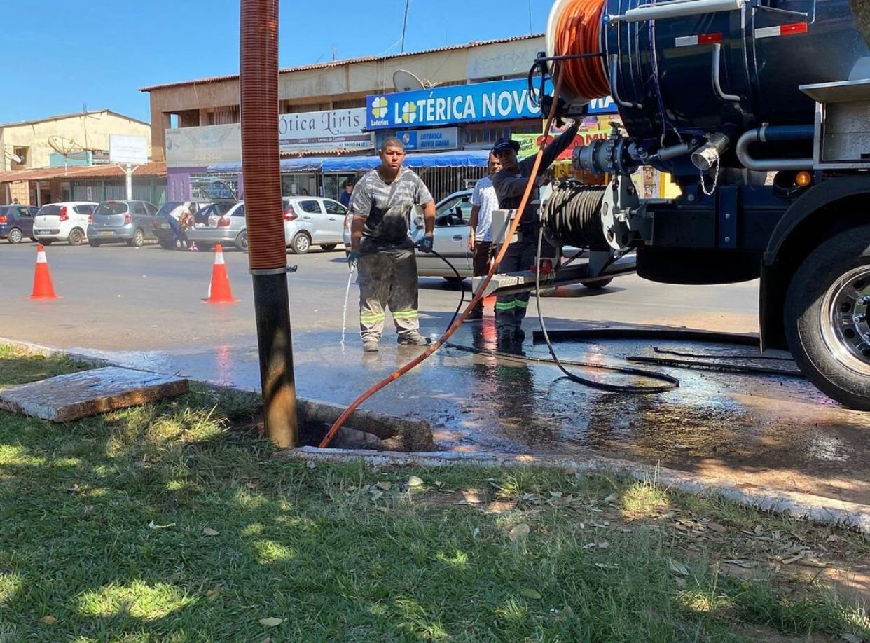 VÍDEO : Novo Gama, prefeitura faz serviço de limpeza em rede de águas pluviais limpeza e desentupimento de Bueiros