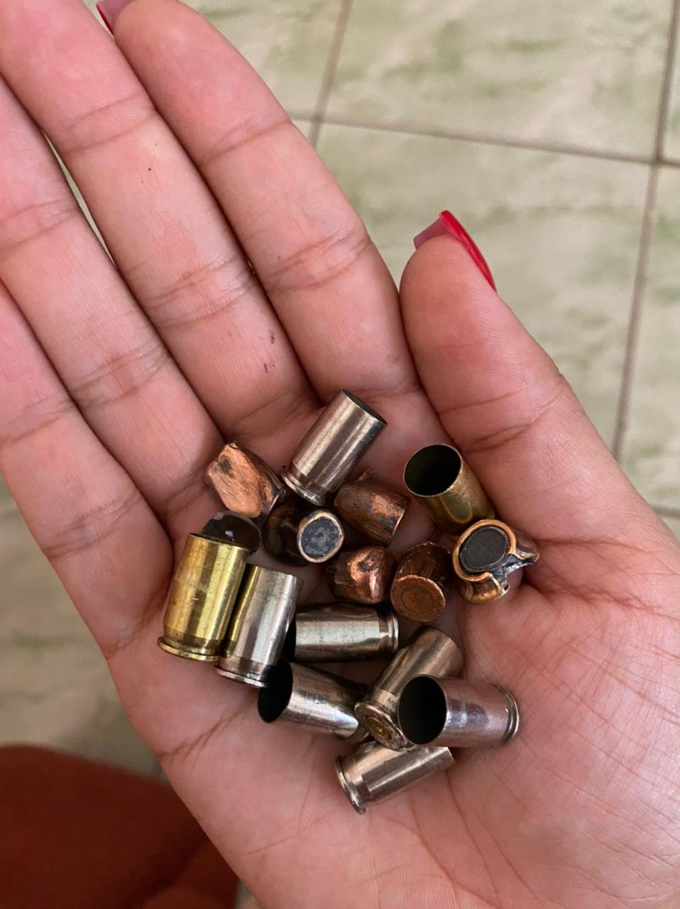 VÍDEO : PCGO tenta identificar motoqueiro que atirou sete vezes em residência no valparaiso.