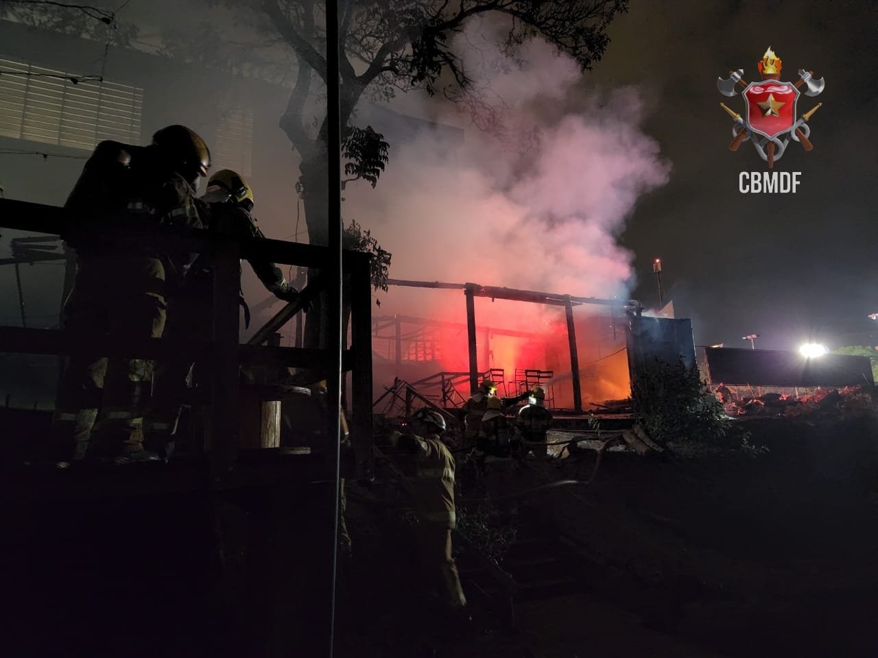 Incêndio atinge marina à beira do Lago Paranoá, em Brasília