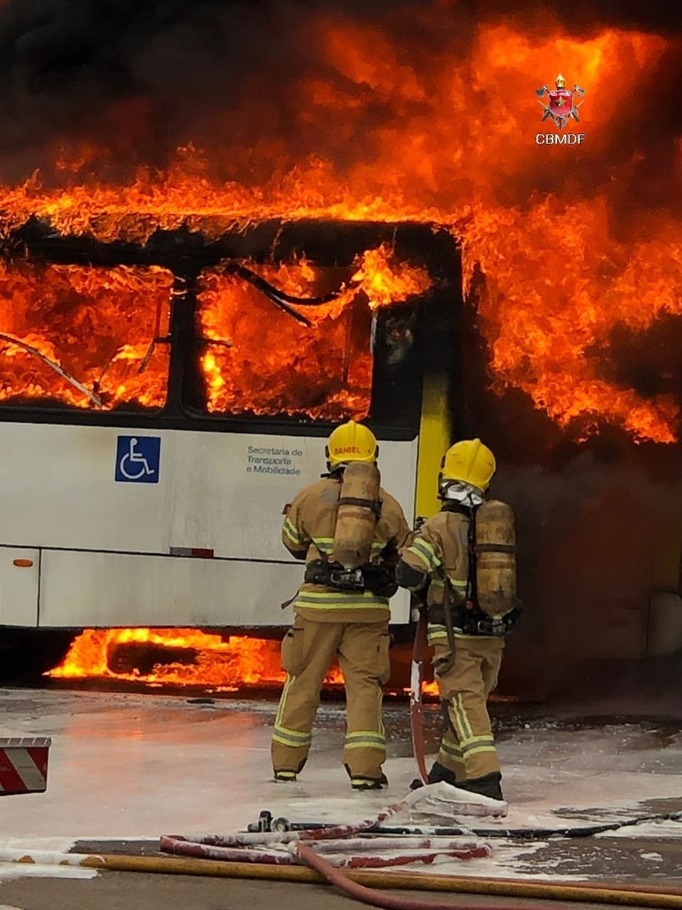 VÍDEO: incêndio atinge garagem de empresa de ônibus e destrói quatro veículos, no DF
