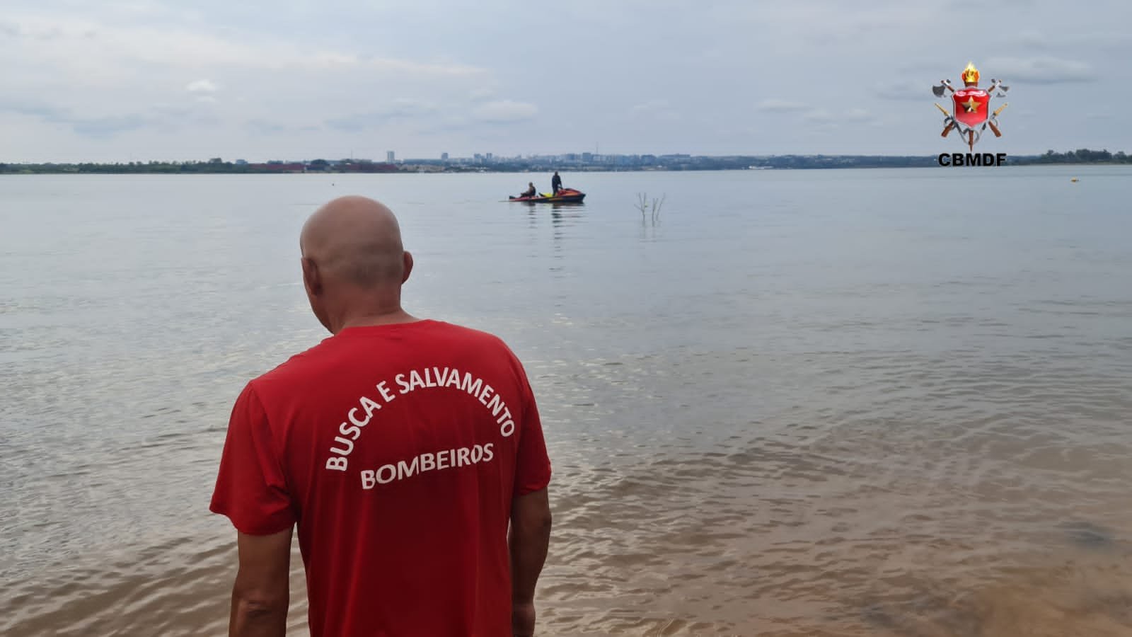 Bombeiros fazem buscas por homem que desapareceu no Lago Paranoá, em Brasília