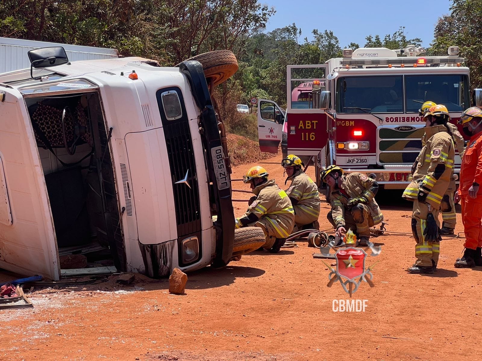 Duas pessoas morrem ao serem arremessadas em tombamento de caminhão no DF