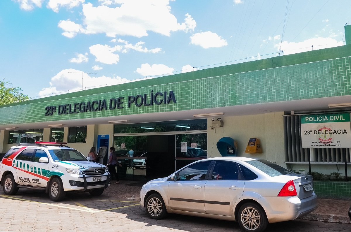 ACIDENTE FATAL : Mulher morre prensada entre dois carros ao tentar empurrar veículo sem combustível, no DF