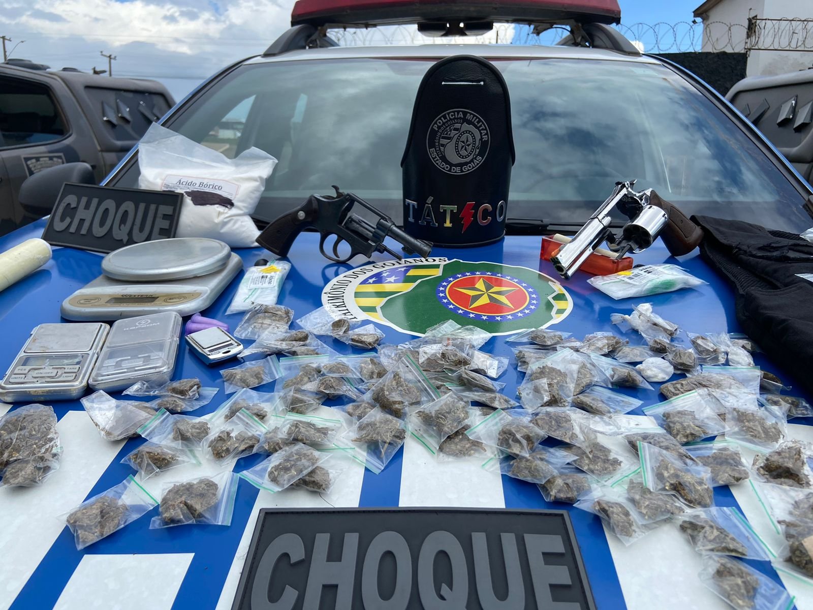 CPFs CANCELADOS : Polícia chega a boca de fumo através de denúncia e são recebidos a bala em cristalina