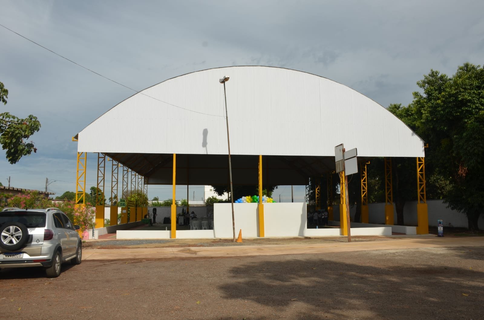 Governo de Goiás entrega quadra poliesportiva em Anápolis