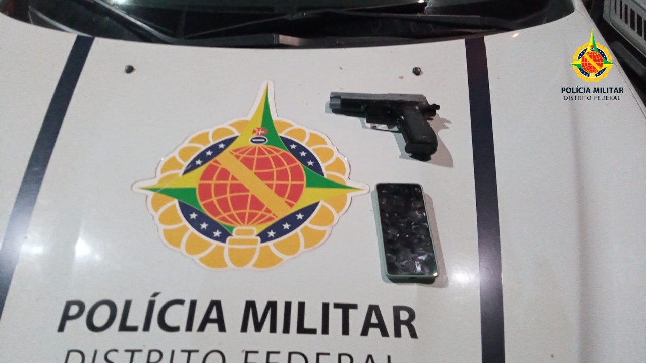 Homem é salvo de sequestro após se jogar de carro em movimento durante blitz, no DF