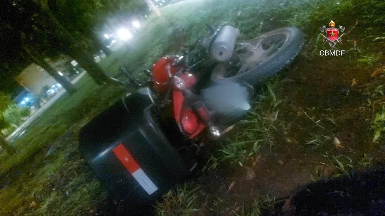Motoqueiro atinge poste e morre no Pistão Norte em Taguatinga/DF