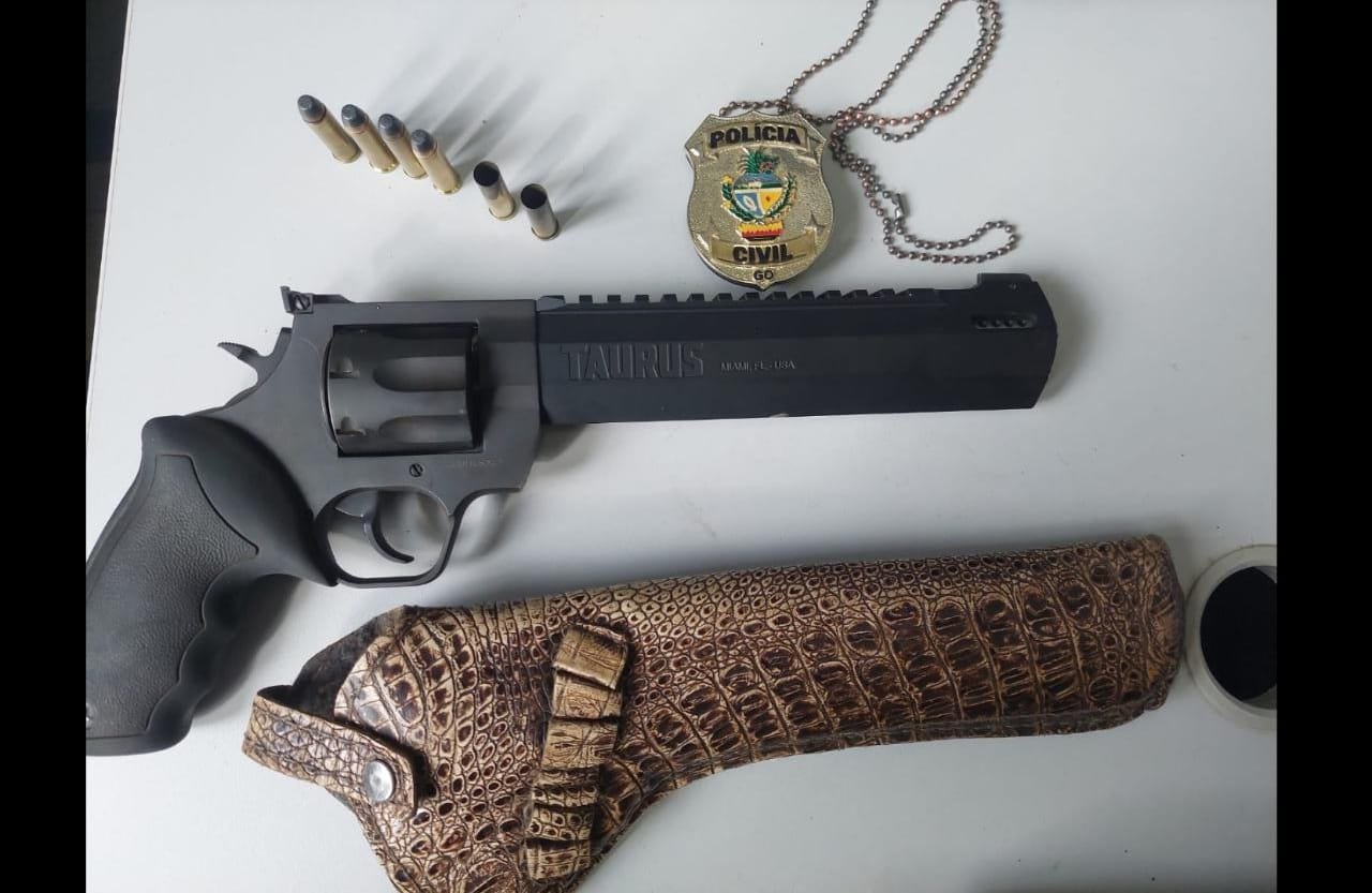 Ao ser identificado, autor de disparos contra desafeto se apresenta na delegacia de cristalina GO.