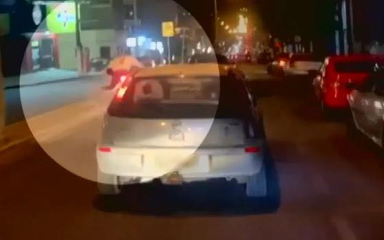 Rapaz sem capacete faz “manobras” em moto durante comemoração, cai e morre em avenida de Goiás