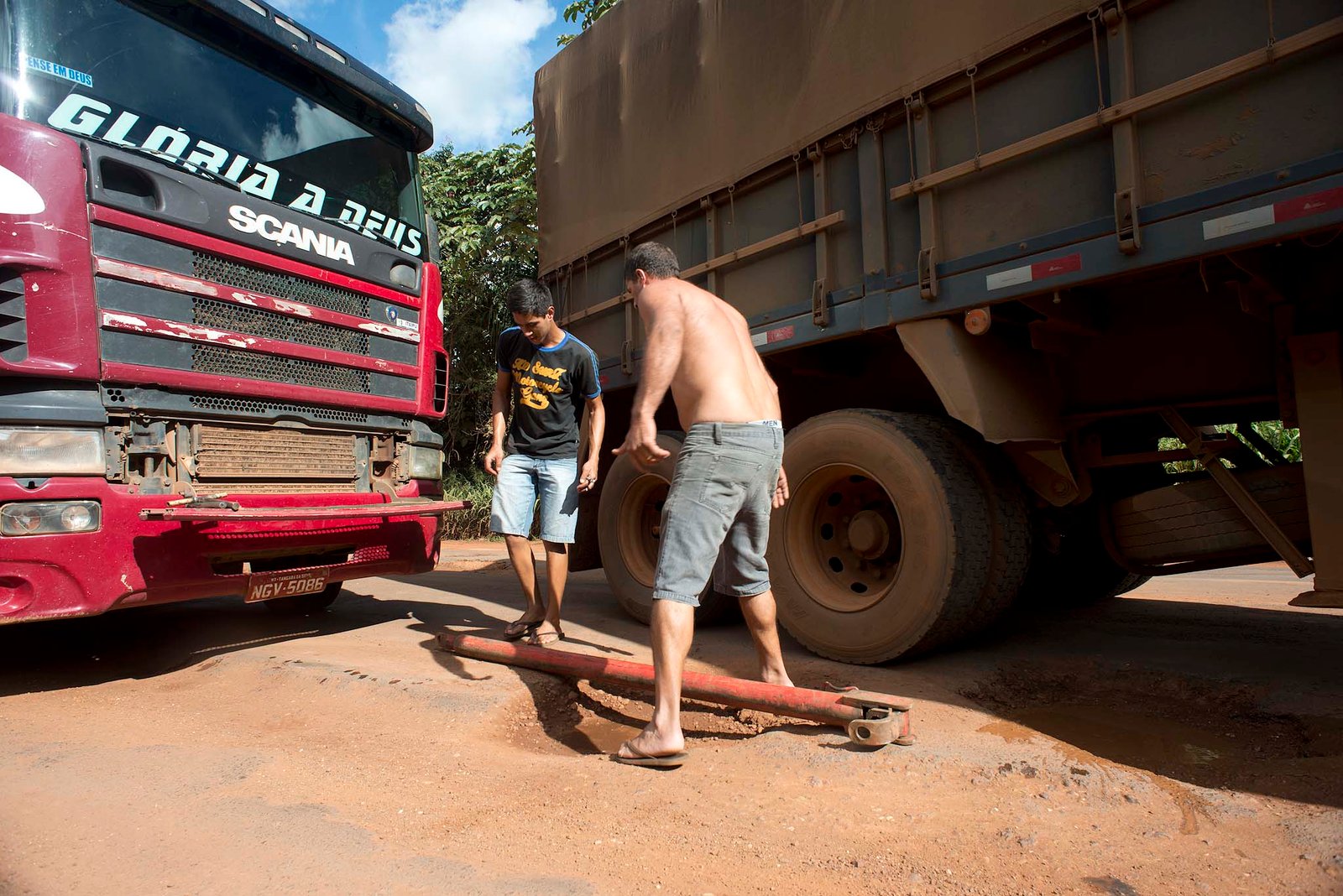 Opositores à contribuição do agro, tucanos ignoram época em que produtores consertavam rodovias com terra durante governo Marconi