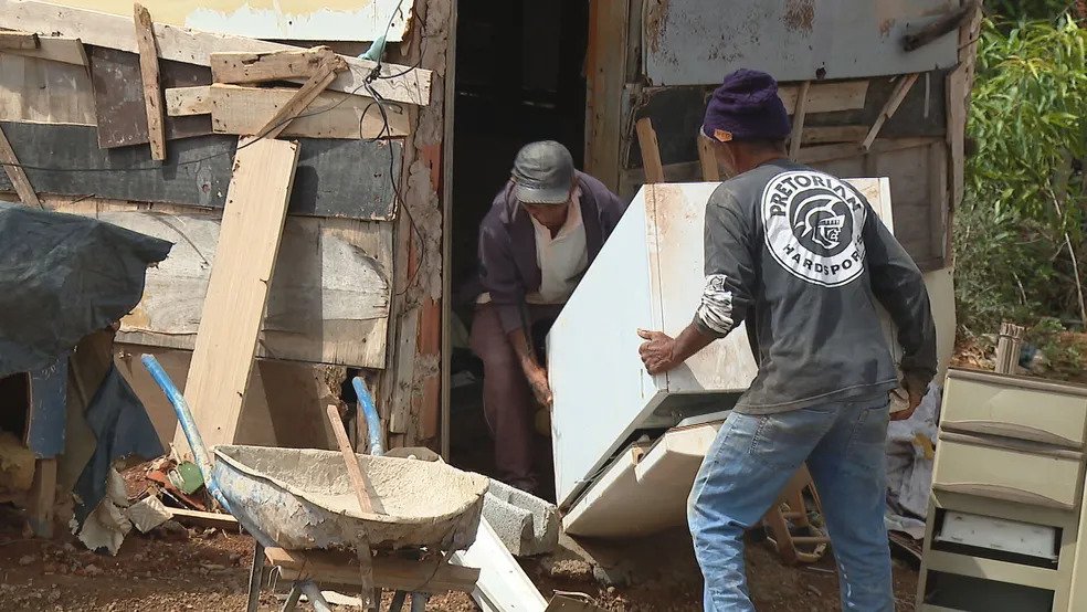 Famílias que perderam casa após chuva no Sol Nascente, no DF, são abrigadas em ginásio