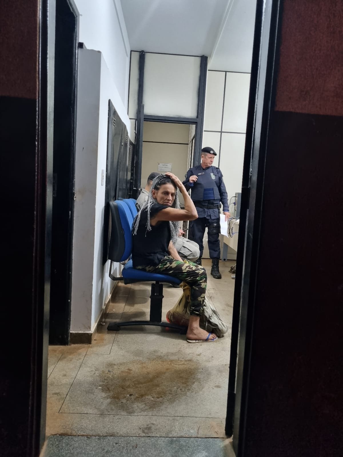 Mulher detida furtando tenta acordo com Delegado em troca de informações sigilosas, “É PEGAR OU LARGAR”