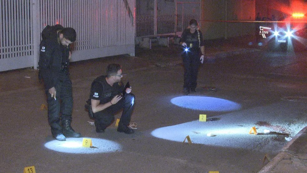 Policial reage a assalto enquanto esperava entrega na porta de casa, durante ação um assaltante morreu e outro fugiu.