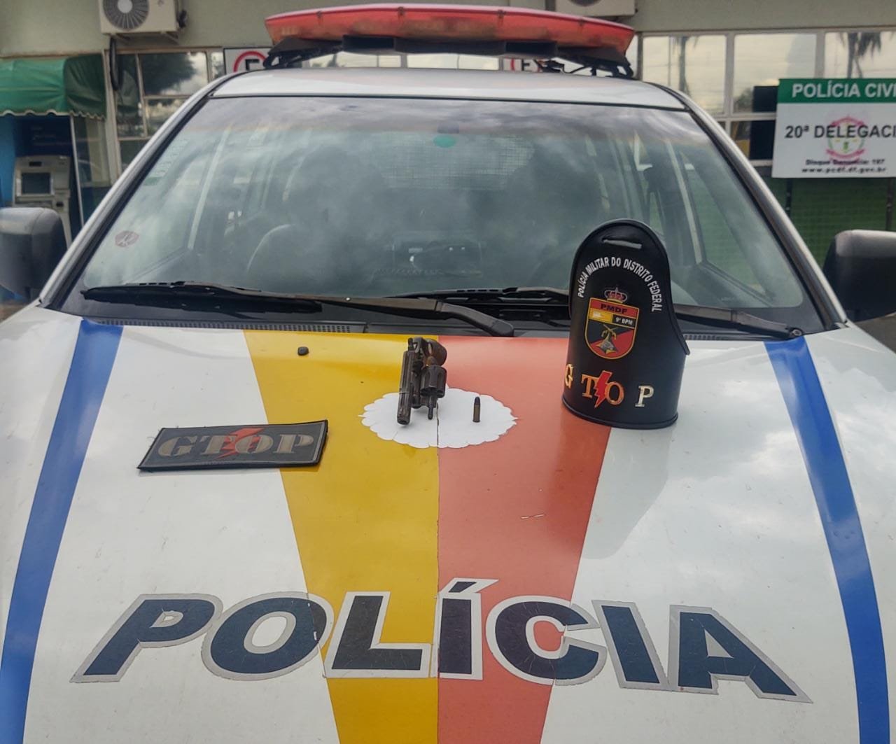 VÍDEO : Polícia apreende arma de fogo e suspeito foge pelo matagal