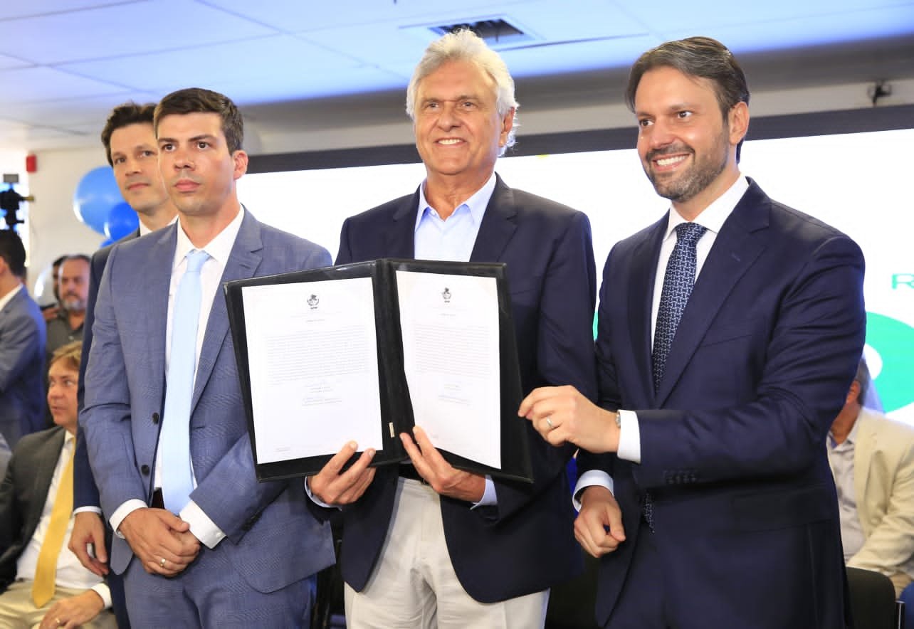 Caiado empossa Pedro Sales na Seinfra e Alexandre Baldy na Agehab