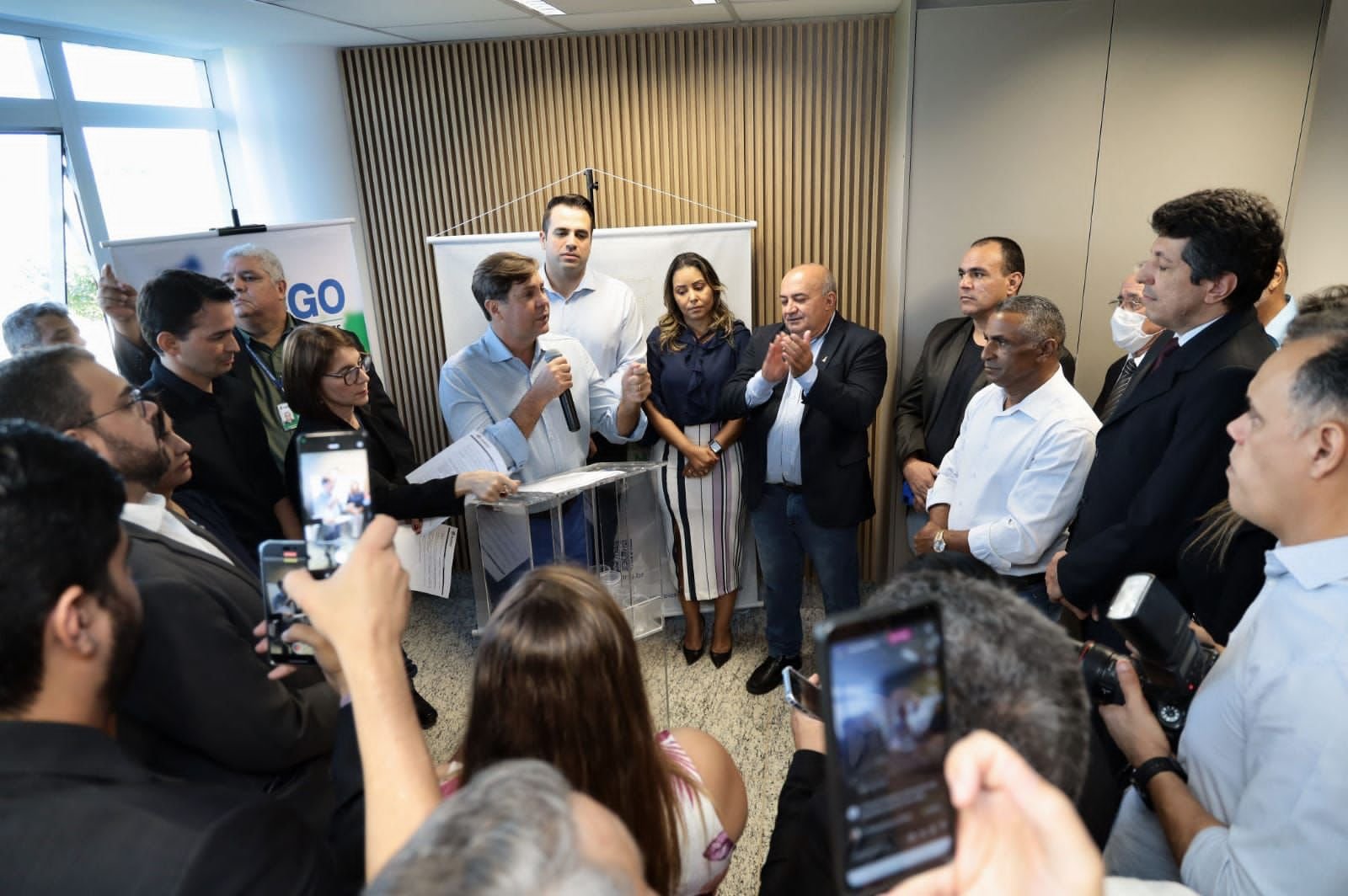 Bruno Peixoto inaugura na Alego espaço voltado para apoio e auxílio aos prefeitos e vereadores goianos
