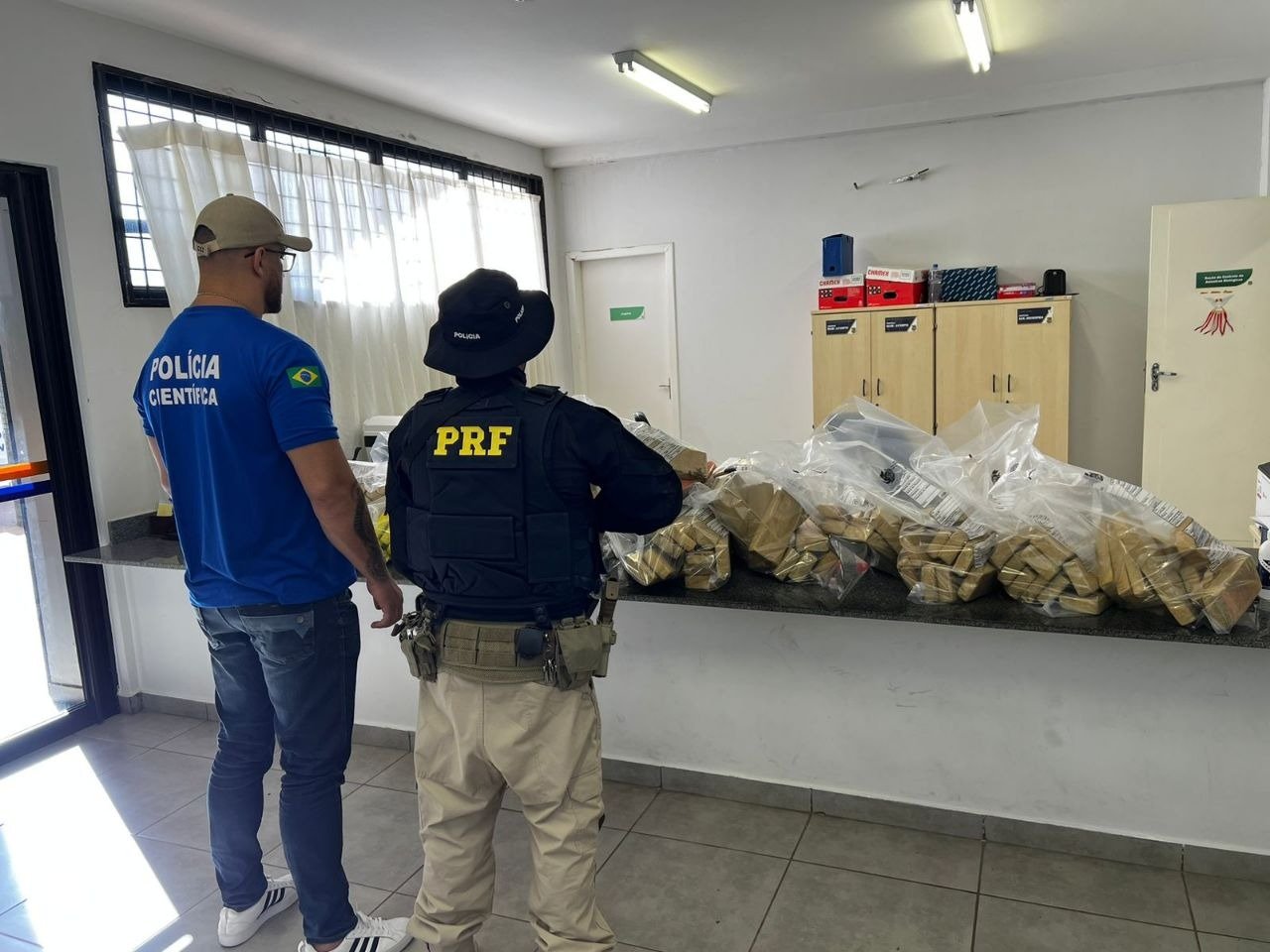 PRF apreende 168 quilos de droga na BR040