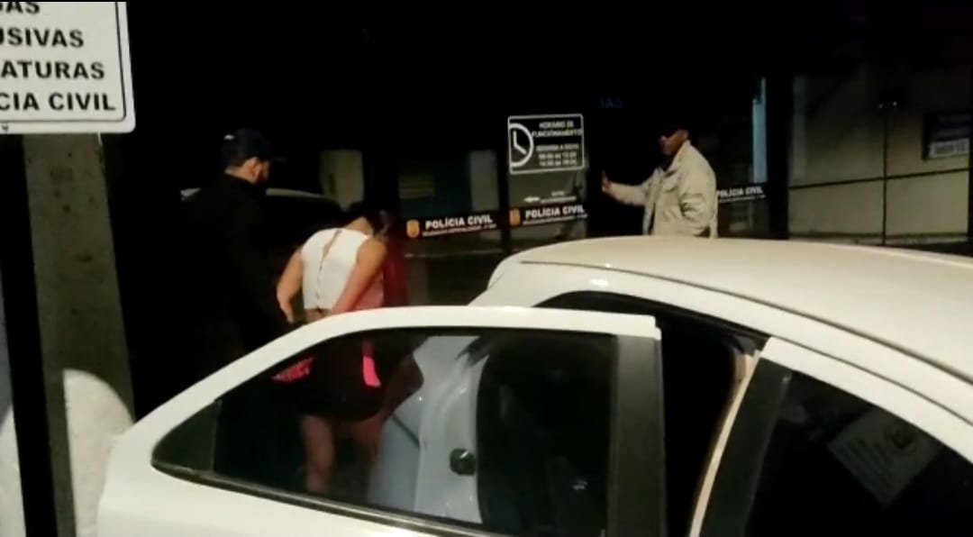 Mulher é presa por matar homem durante assalto e roubar outras duas pessoas, diz polícia