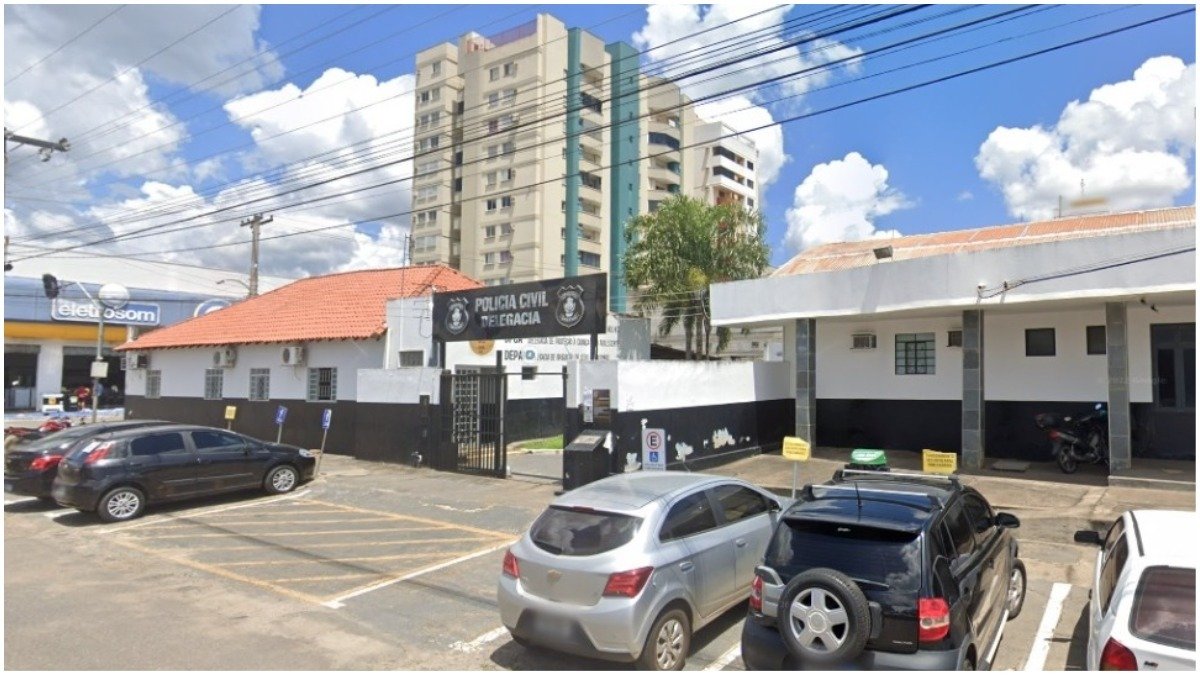 Homem é preso após chamar segurança de clube de ‘negão vagabundo’ por impedir crianças de pularem de ponta em piscina, diz polícia