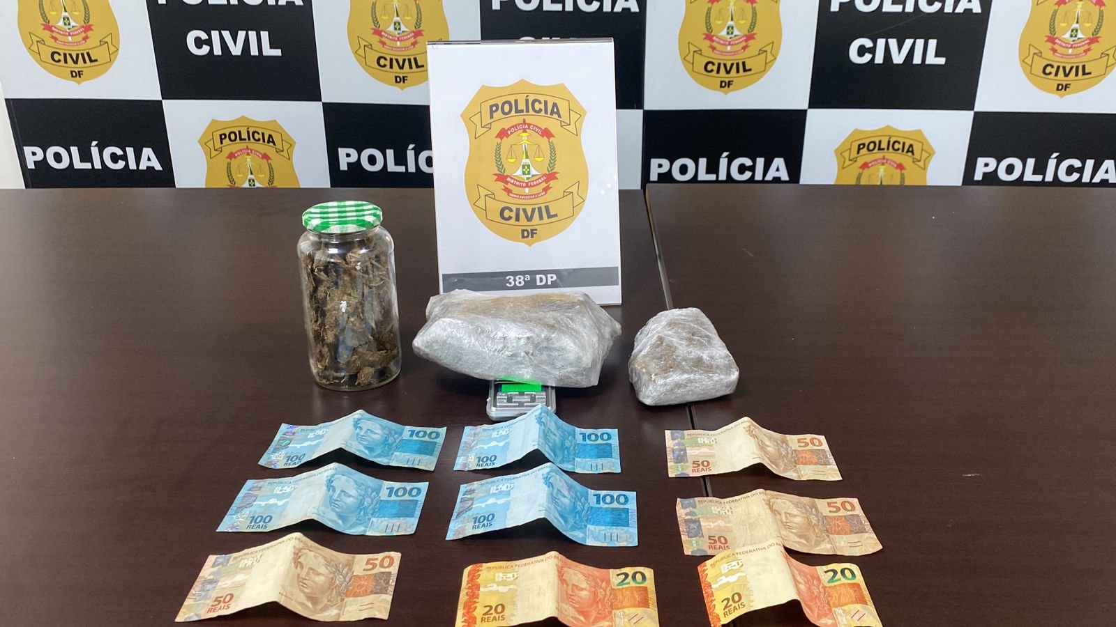 PCDF faz operação e prende traficante que usava rede social para comercializar drogas no DF.