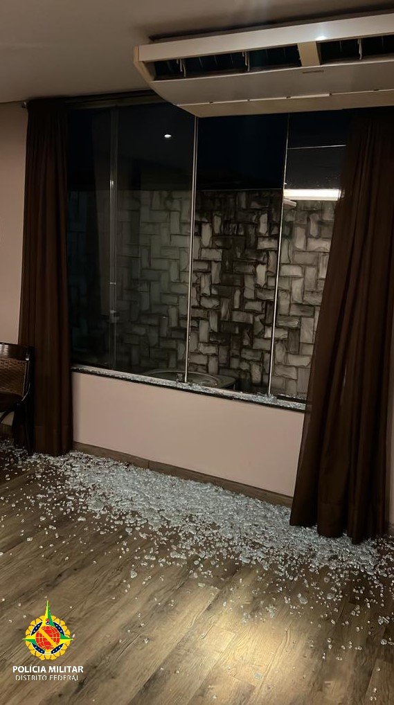 Homem é preso pela 11ª vez após arrombar vidraça e furtar caixa no DF.