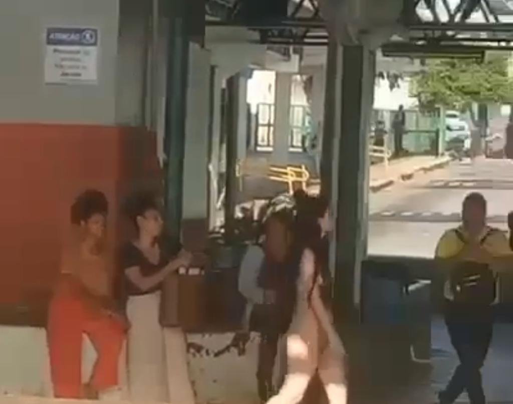 Mulher é flagrada andando nua por terminal durante surto em Goiânia - Radar  Paraíso News