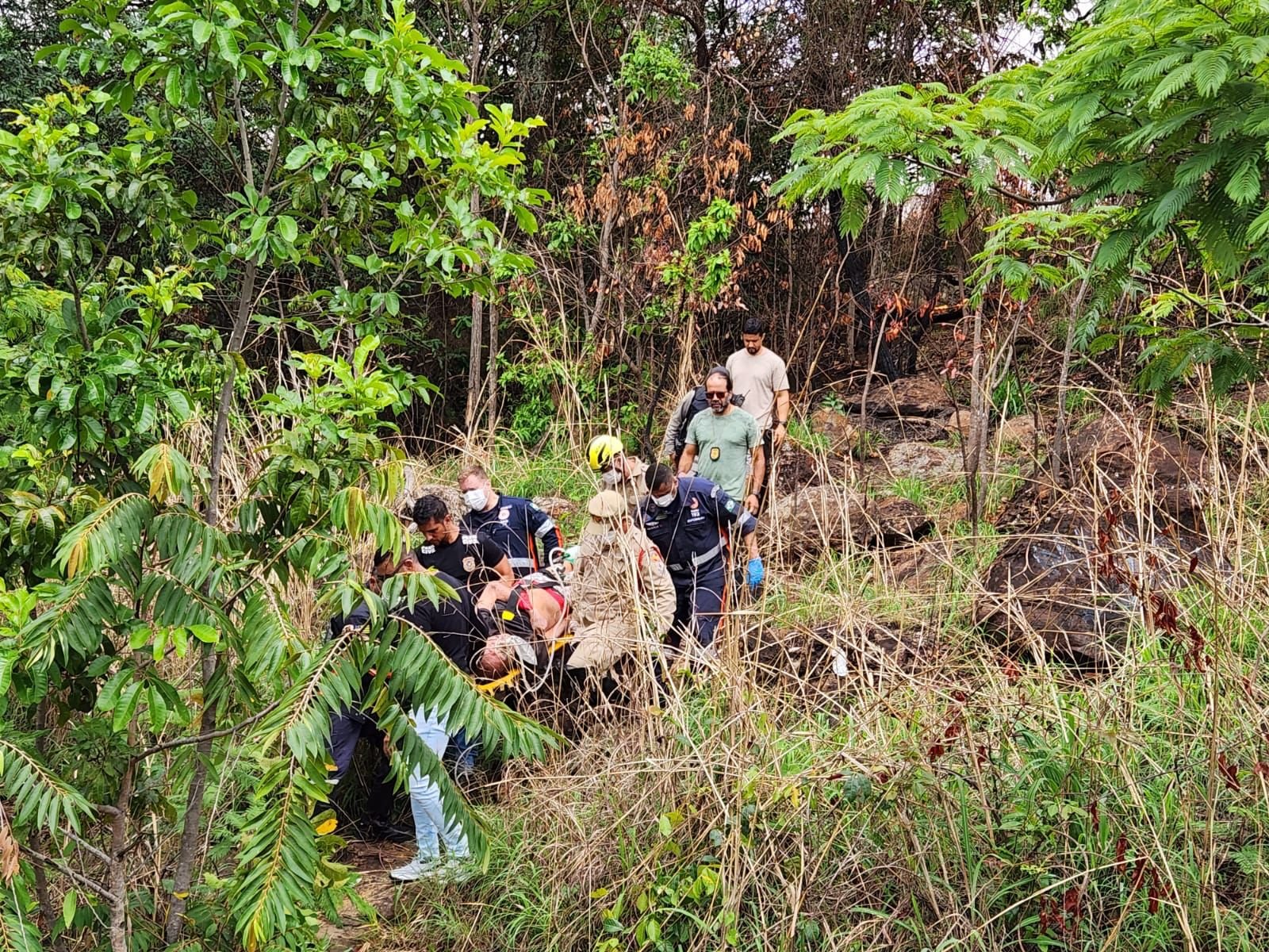 Idoso com sinais de agressão física, é encontrado caído e desorientado em mata de Valparaíso.