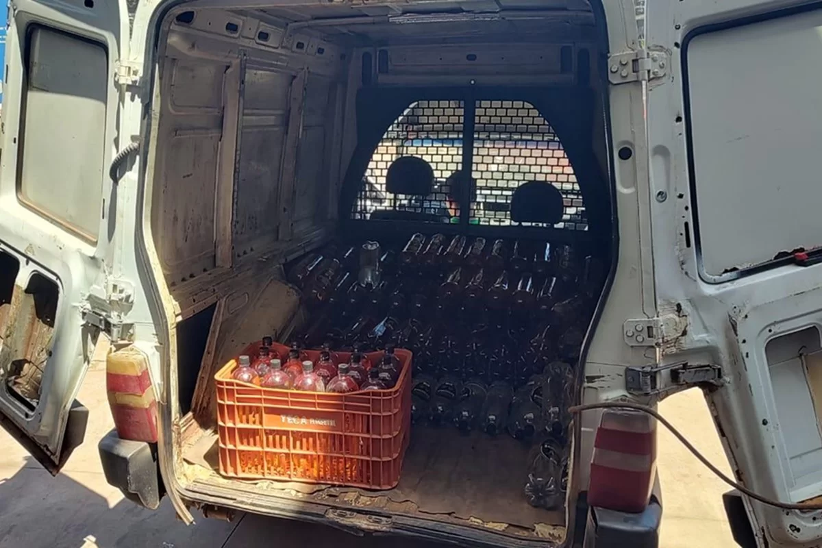 Banheiro que servia como depósito de cachaça, estava cheio de baratas e aranhas