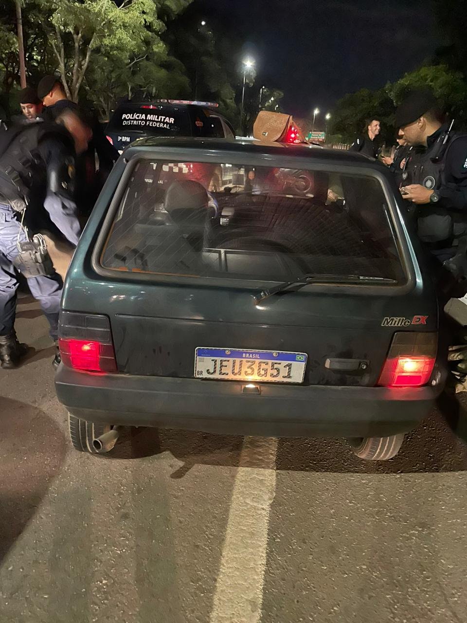 Em perseguição cinematográfica, PM recupera carro roubado no DF