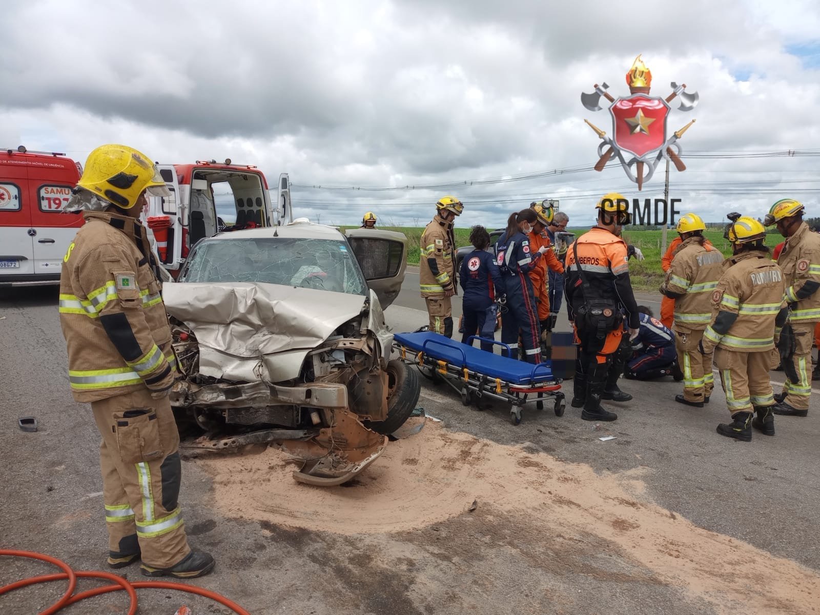 Homem mata irmão e sobrinho, foge e causa acidente de trânsito, no DF
