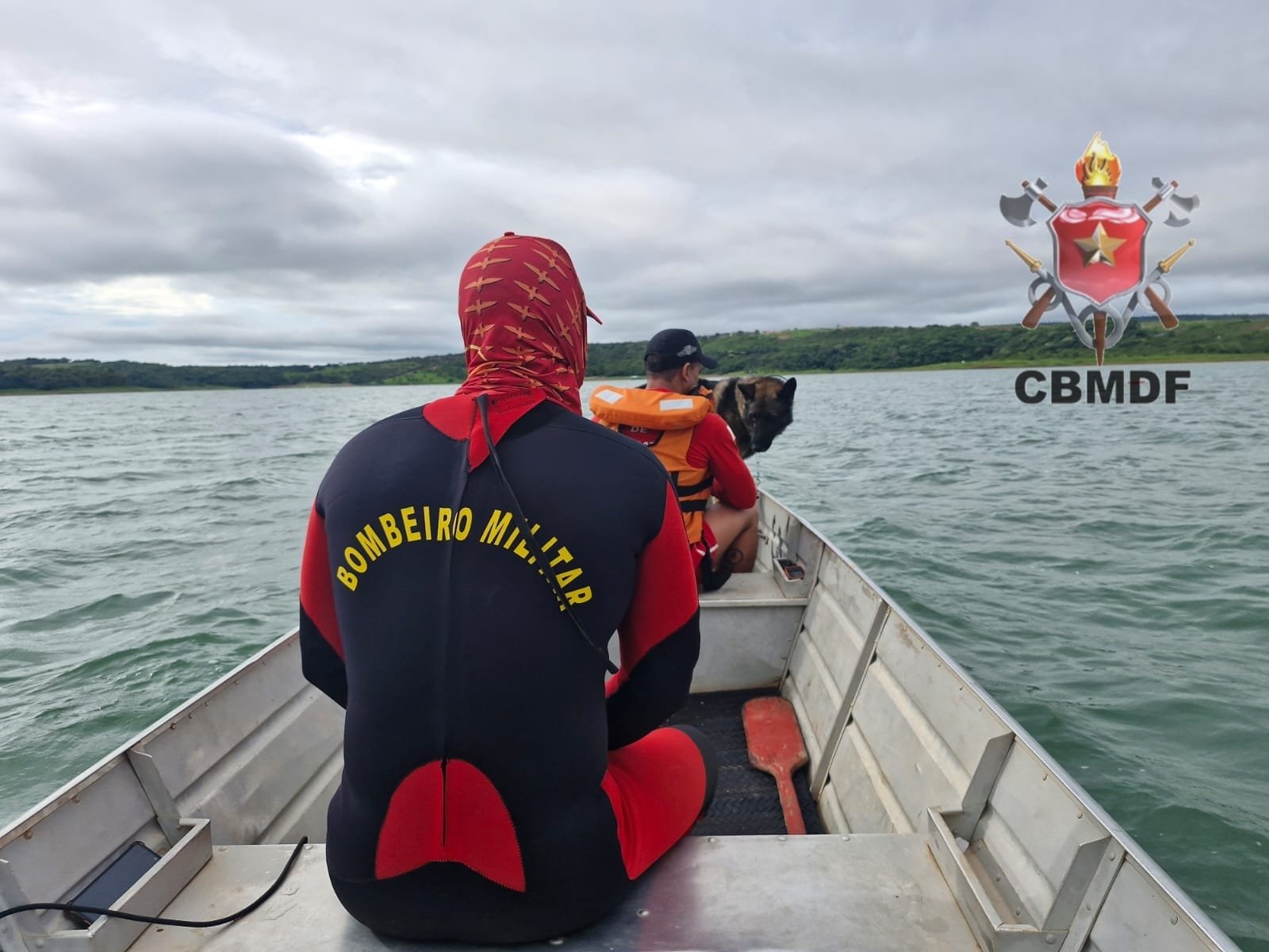 Bombeiros resgatam corpo que estava desaparecido no Lago Corumbá