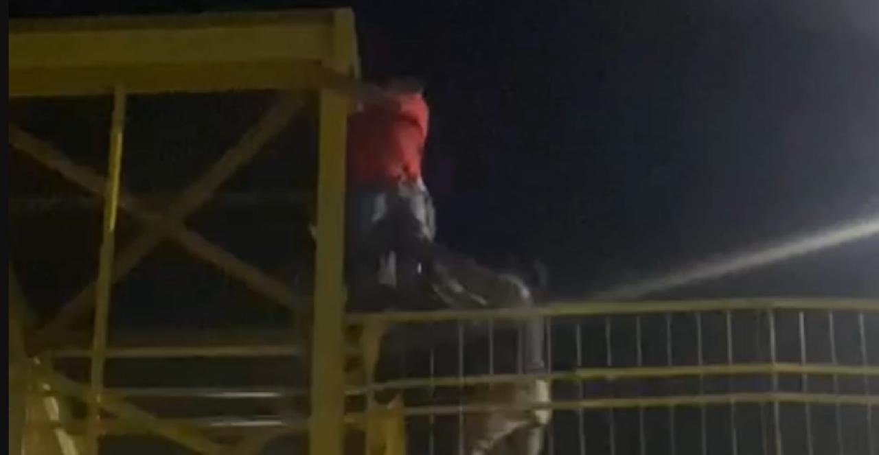 Ação rápida da polícia militar impede  jovem de tirar a vida em passarela de Valparaíso