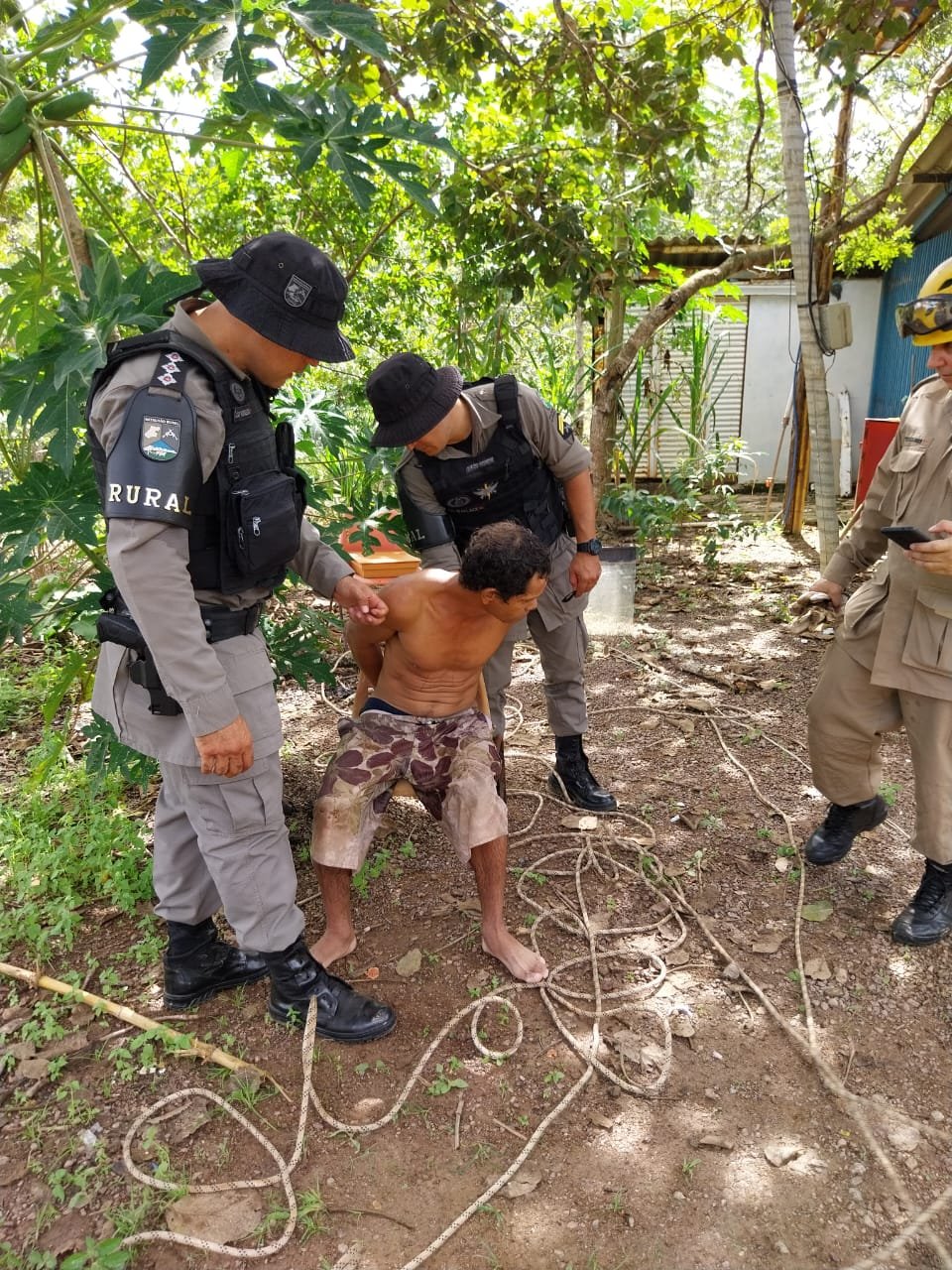 Filho diz ser “Deus” e mata mãe a facadas para “tirar o demônio dela”