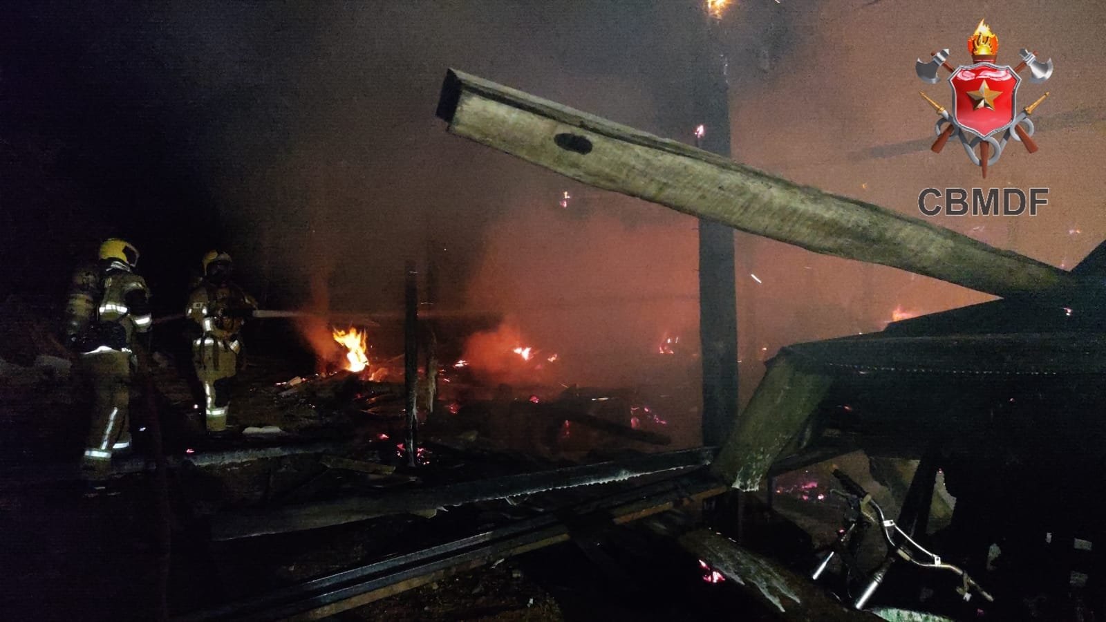 Barraco é destruído por incêndio em Brazlândia