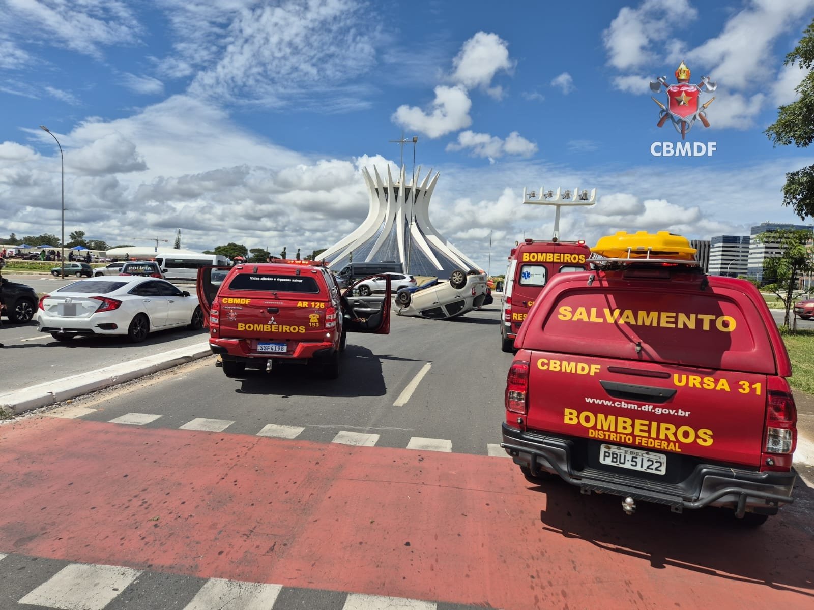 Capotamento de veículo no Eixo Monumental deixa uma pessoa ferida