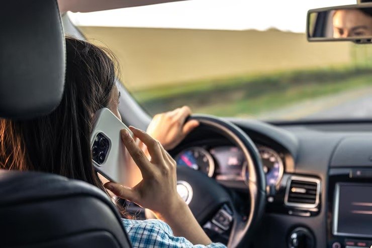 PMDF registra quase 8 mil flagrantes de uso de celular ao volante em agosto