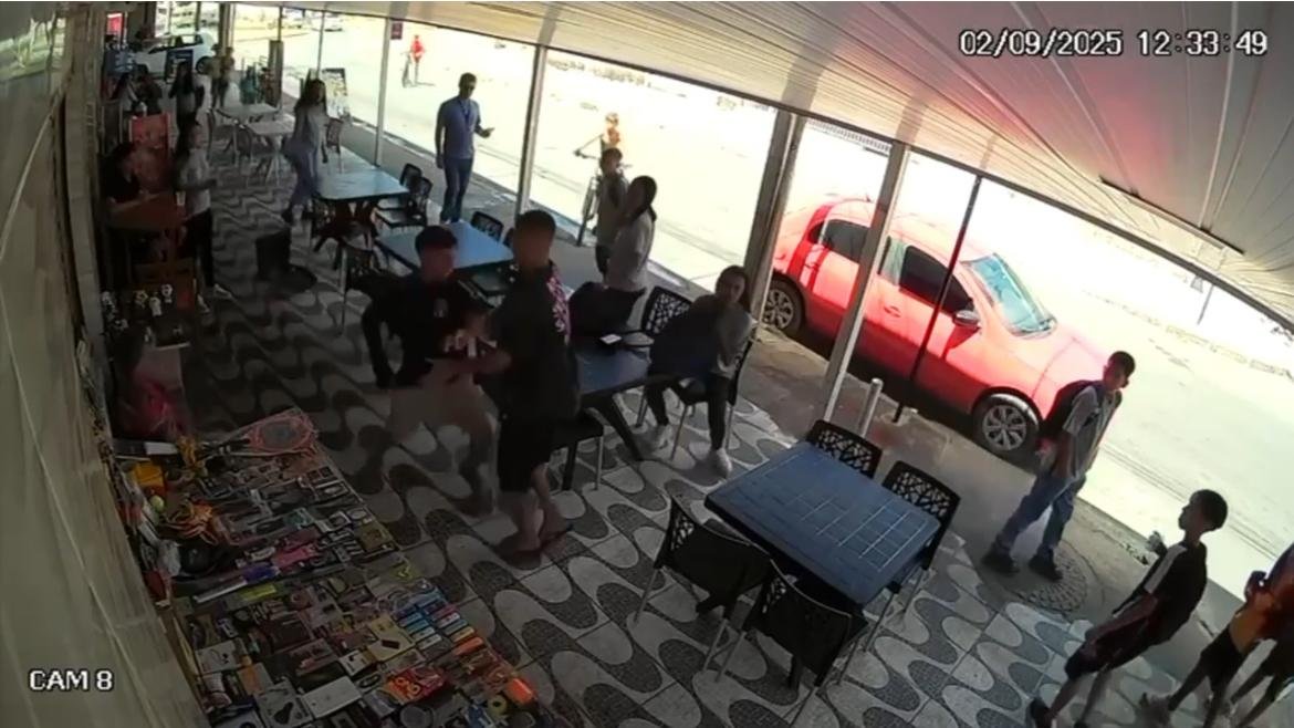 Vídeo ; Adolescente de 13 anos é esfaqueado em frente a padaria no Riacho Fundo II