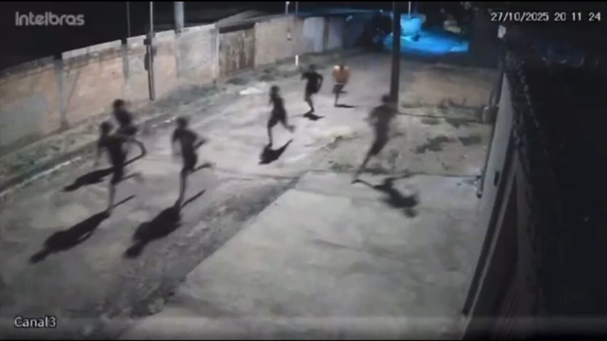 Garoto é atacado e espancado com chutes , pau e pedradas por bando, ele teve perda de Massa encefálica