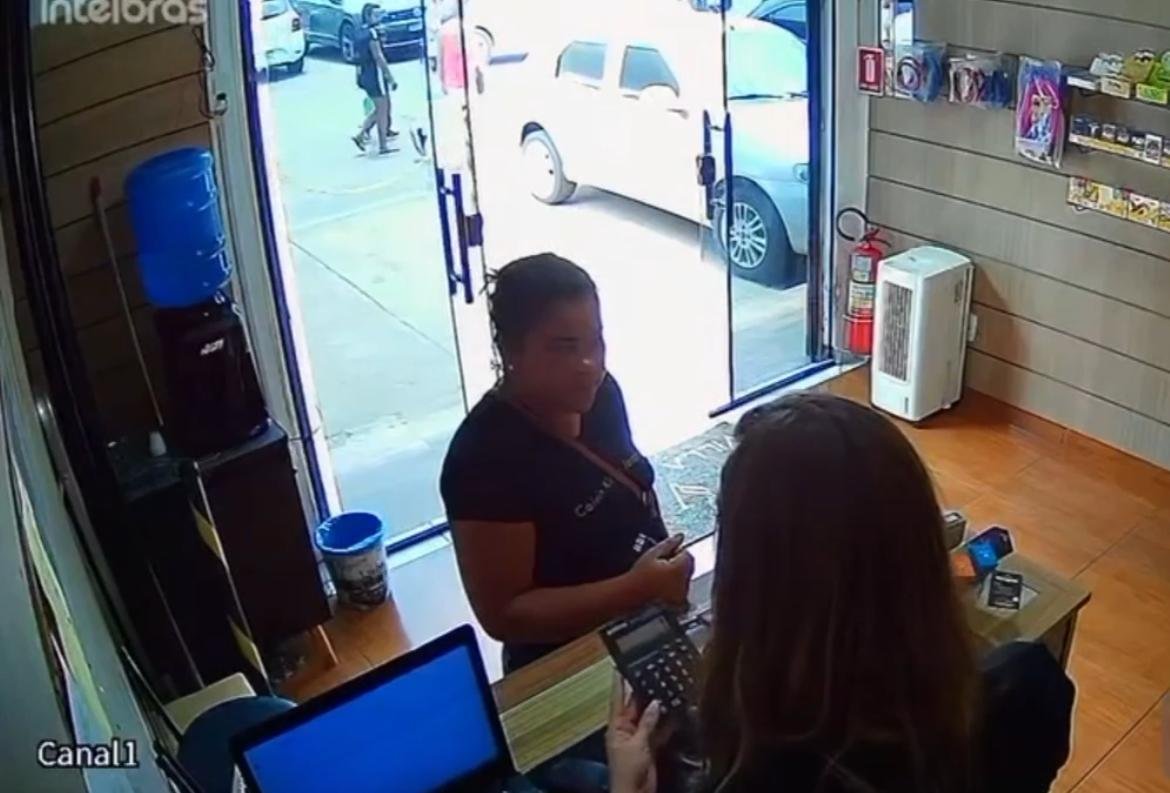 Vídeo: veja quem é a Criminosa que furtou carteira de dentro de bolsa, e usou cartões da vítima para realizar compras no pedregal.