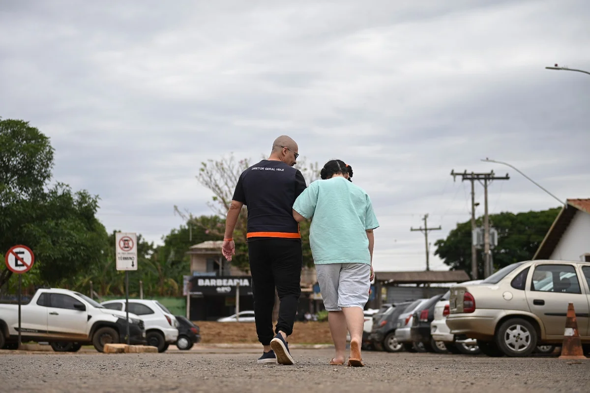 Menina autista que mora em hospital será reinserida em convívio social