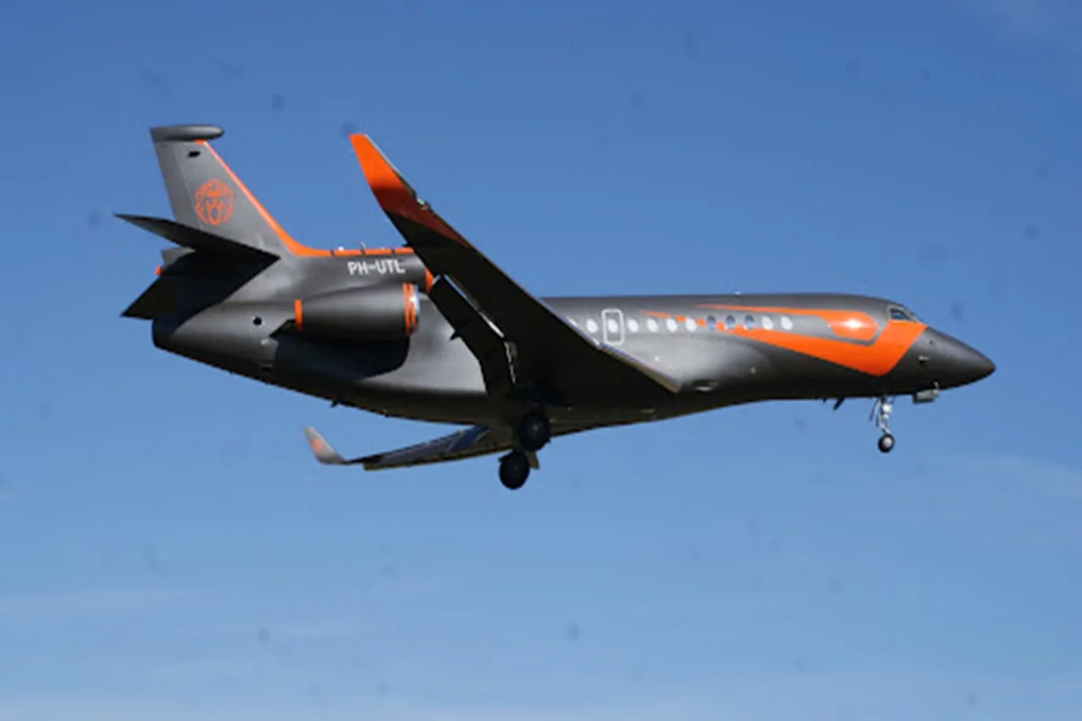 Avião de piloto tetracampeão da F-1 chama a atenção em Brasília.