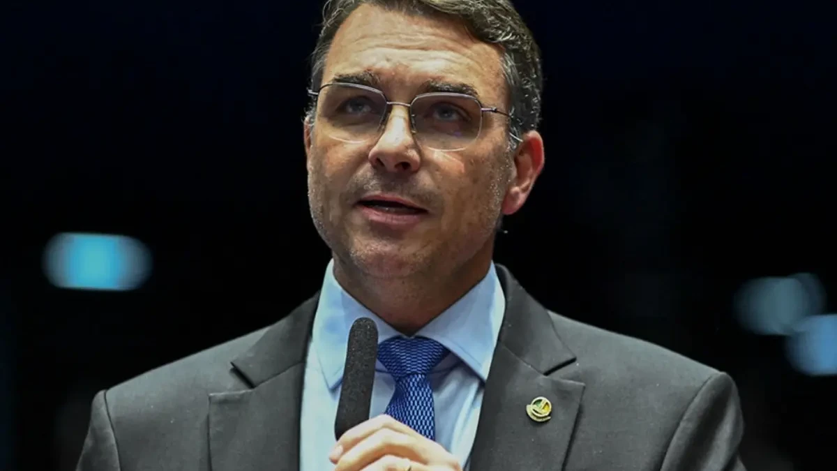 Flávio Bolsonaro ganha espaço como candidato a presidente e atrapalha Tarcísio